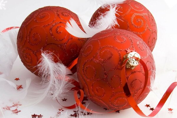 Bola roja de Navidad en el árbol de Navidad