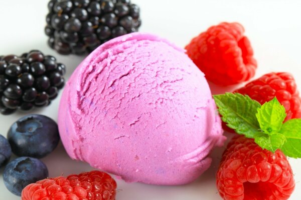 Delicioso helado rosa con bayas del bosque