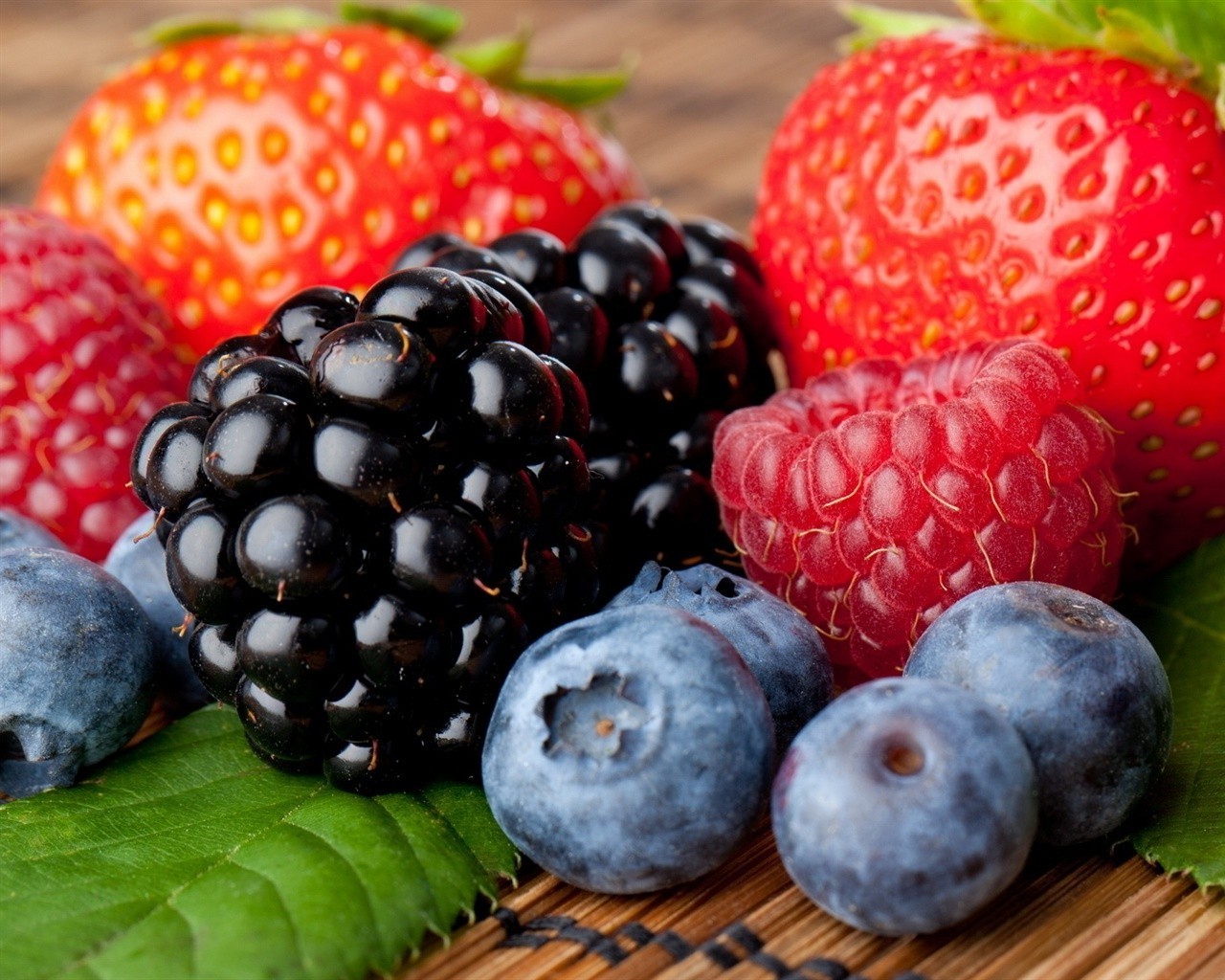 fruit juicy food berry confection healthy health nutrition sweet blackberry delicious blueberry diet freshness antioxidant summer leaf pasture vitamin