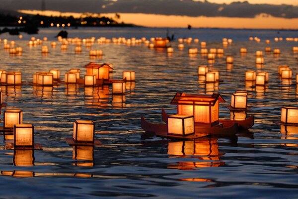 Świąteczne lampiony unoszą się na wodzie
