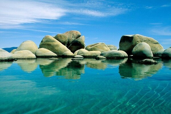 Silencio y tranquilidad alrededor de enormes rocas