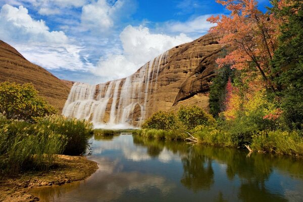 Hermoso paisaje de montaña y cascada