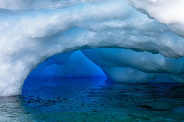 Hielo de iceberg flotando en el agua