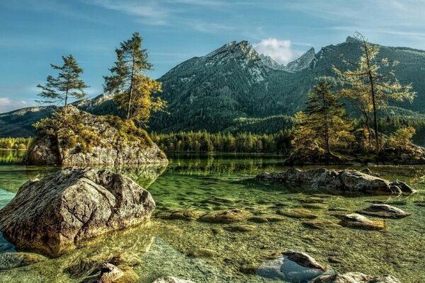 Paysage incroyable avec l image des montagnes et du lac