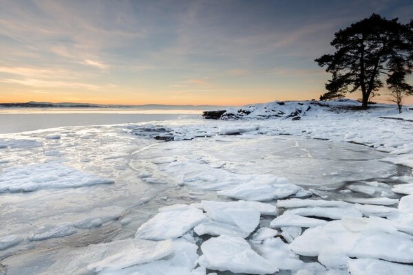 Di nuovo in inverno, la terra si è bloccata, il lago si è congelato nella neve