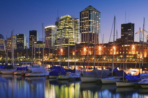 Lumières de la ville au quai de nuit