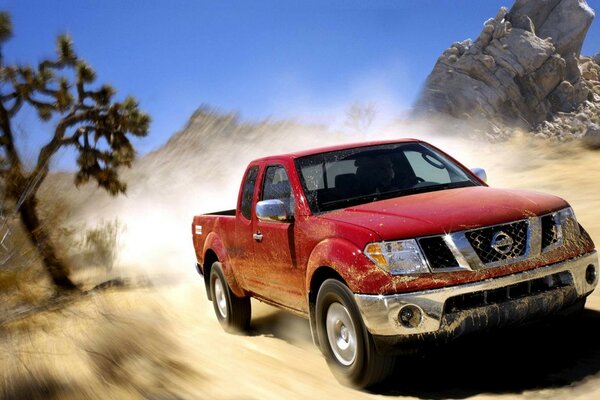 SUV rojo en un campo desértico