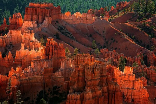 Hermoso paisaje con un cañón de arena roja