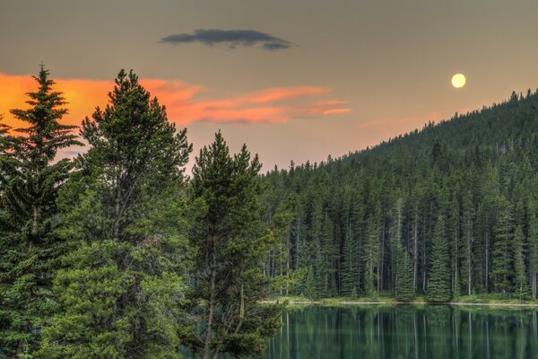 Unglaublicher Sonnenuntergang versteckt sich in den Bergen