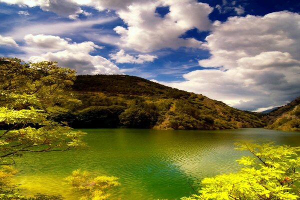 Hermoso paisaje del lago de otoño