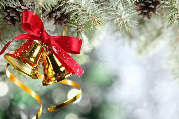 Schöne Weihnachtsdekoration in Form von Glocken