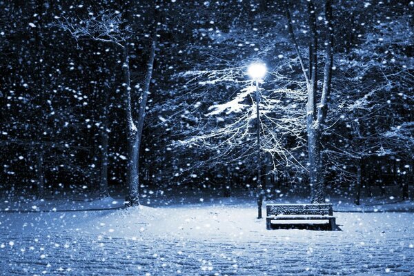 Banc sous la lanterne de la nuit glaciale