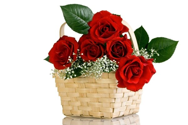 Panier avec bouquet de roses rouges comme cadeau