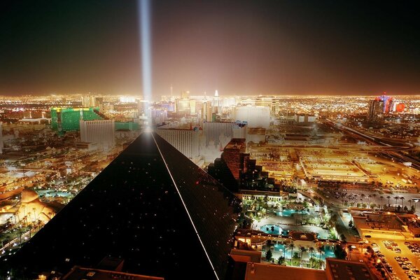 Faisceau de lumière de la pyramide dans la nuit