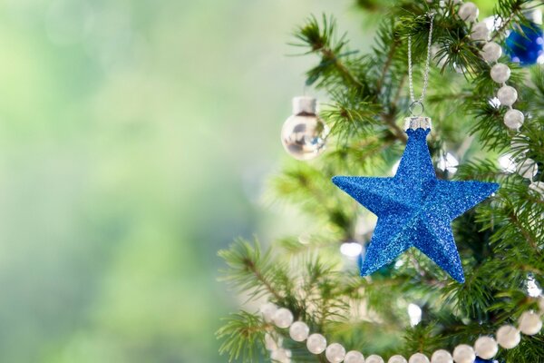 Postkarte. Weihnachtsbaum mit Spielzeug