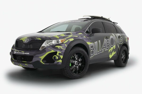 SUV com airbrush em um fundo limpo