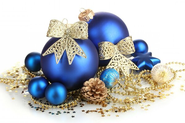 Bolas de Navidad azules y cuentas de oro