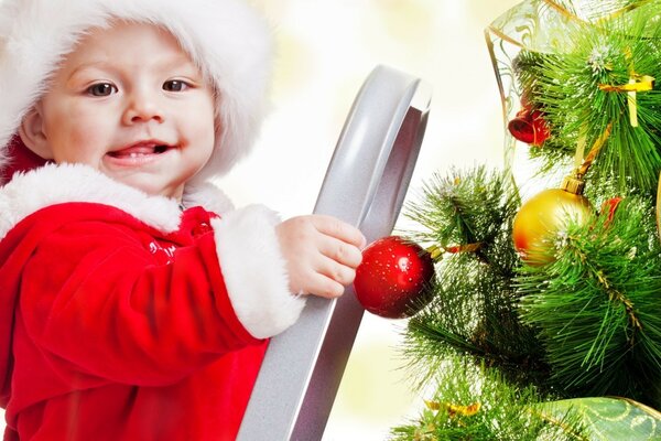 Enfant en costume de Père Noël