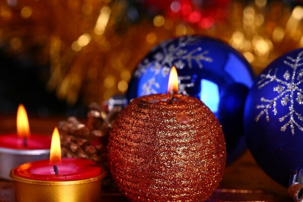 Hermosas velas con juguetes de Navidad