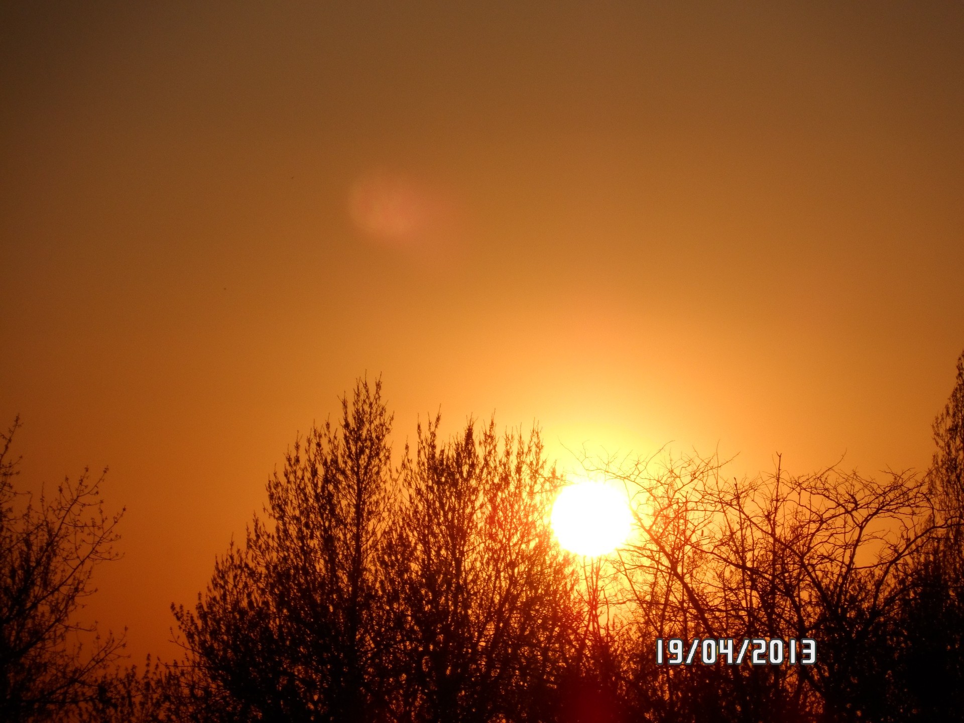 coucher du soleil et l aube aube coucher de soleil soleil brouillard nature beau temps brouillard soir automne hiver crépuscule ciel lumineux à l extérieur paysage silhouette météo rétro-éclairé lumière