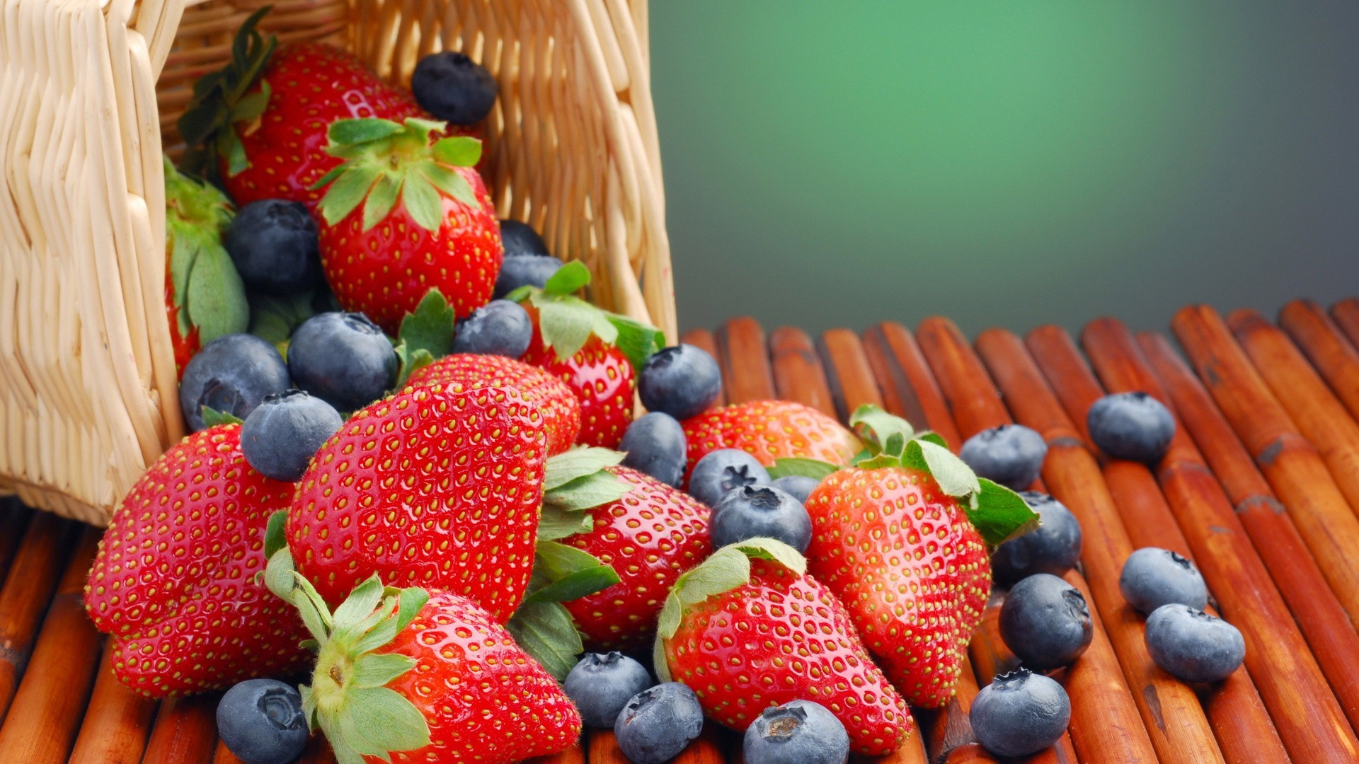 beeren obst erdbeere beere gesundheit lebensmittel blaubeere saftig essen korb lecker gesund süß sommer weide wachsen himbeeren