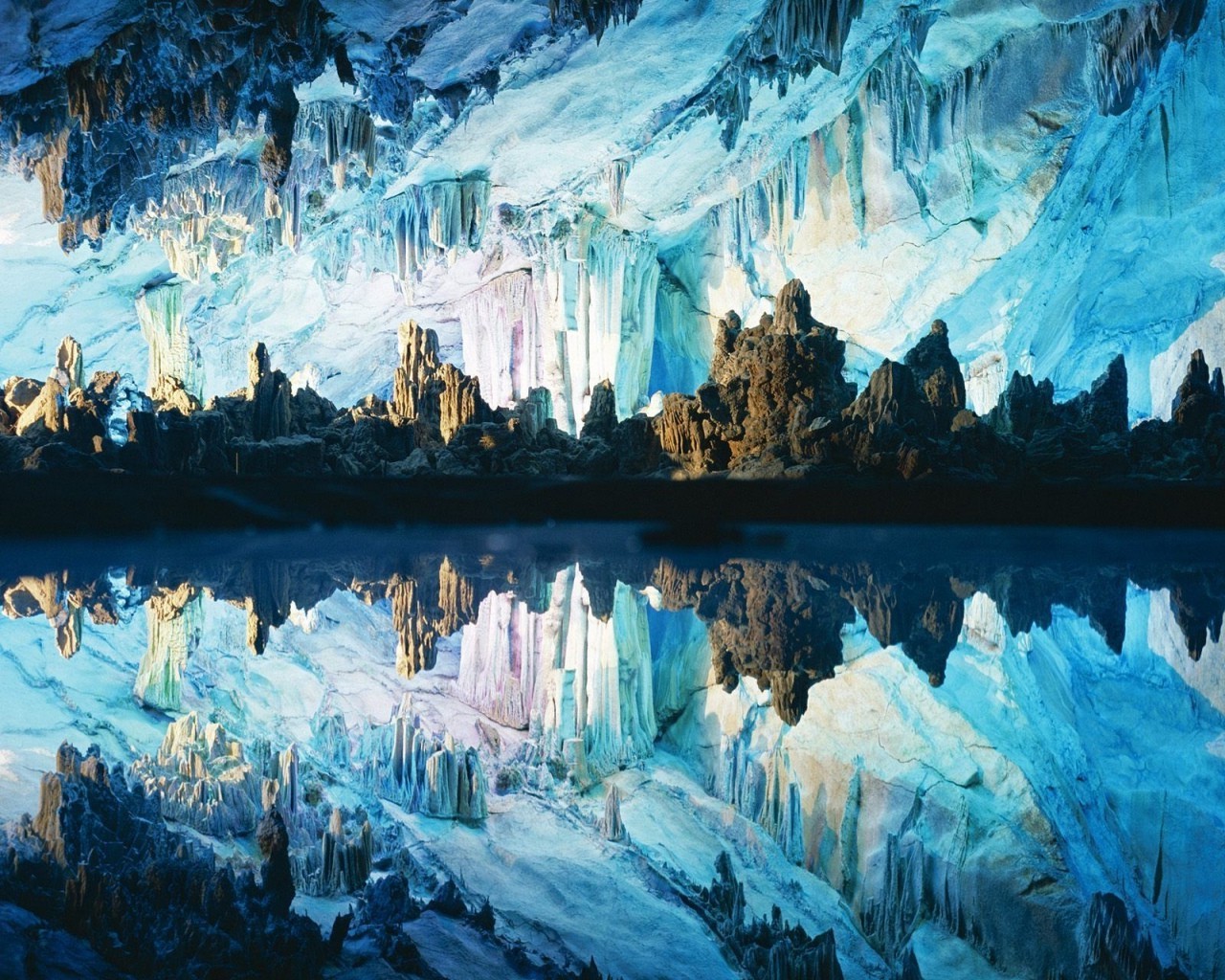 landschaft eisberg eis schmelzen schnee stalaktit frostig reisen wasser gefroren eiszapfen gletscher winter kalt eisig höhle reflexion landschaft umwelt frost