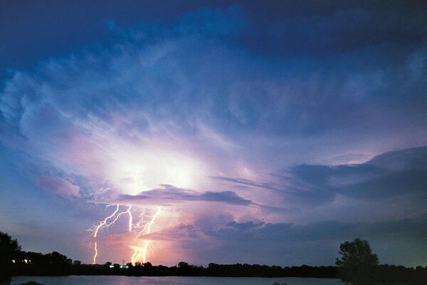 Paesaggio al tramonto con fulmini temporaleschi