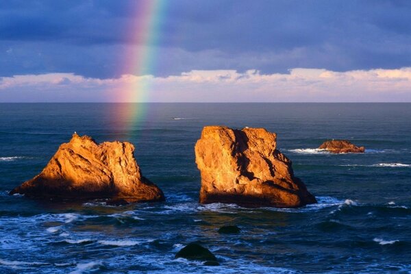 Arco iris cerca del acantilado del mar