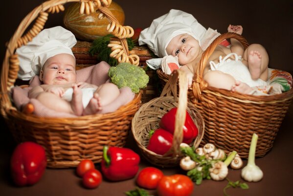 Dois jovens cozinheiros descansando em cestas de comida