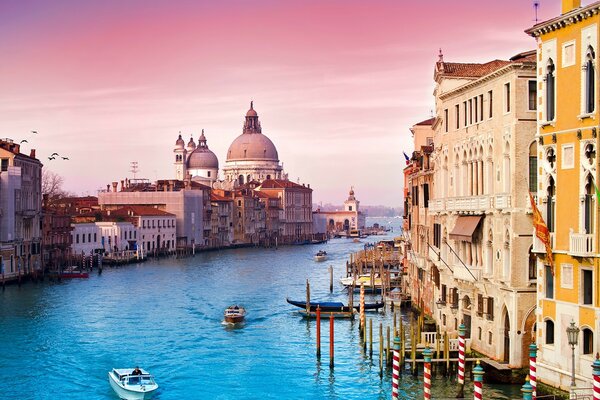 Путешествие по потрясающей венеции на лодках