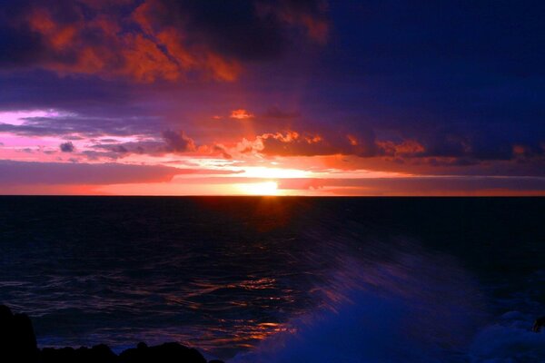 Coucher de soleil sur la mer, l aube et l océan