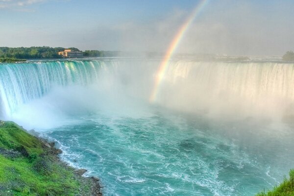 Wasserfall und Wasser und Regenbogen mit ihnen