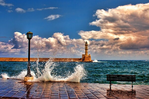 Las olas rompen contra el malecón