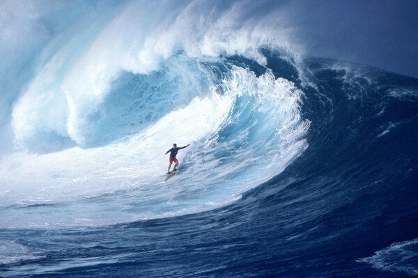 Surfista Solitário lutando contra a onda