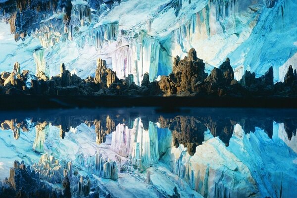 Stalactites et stalagmites dans la grotte d hiver