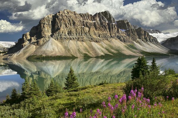 Haute falaise au bord du lac