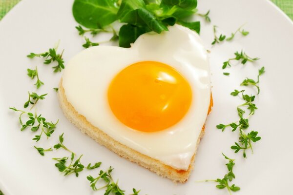 Petit déjeuner oeufs brouillés en forme de coeur