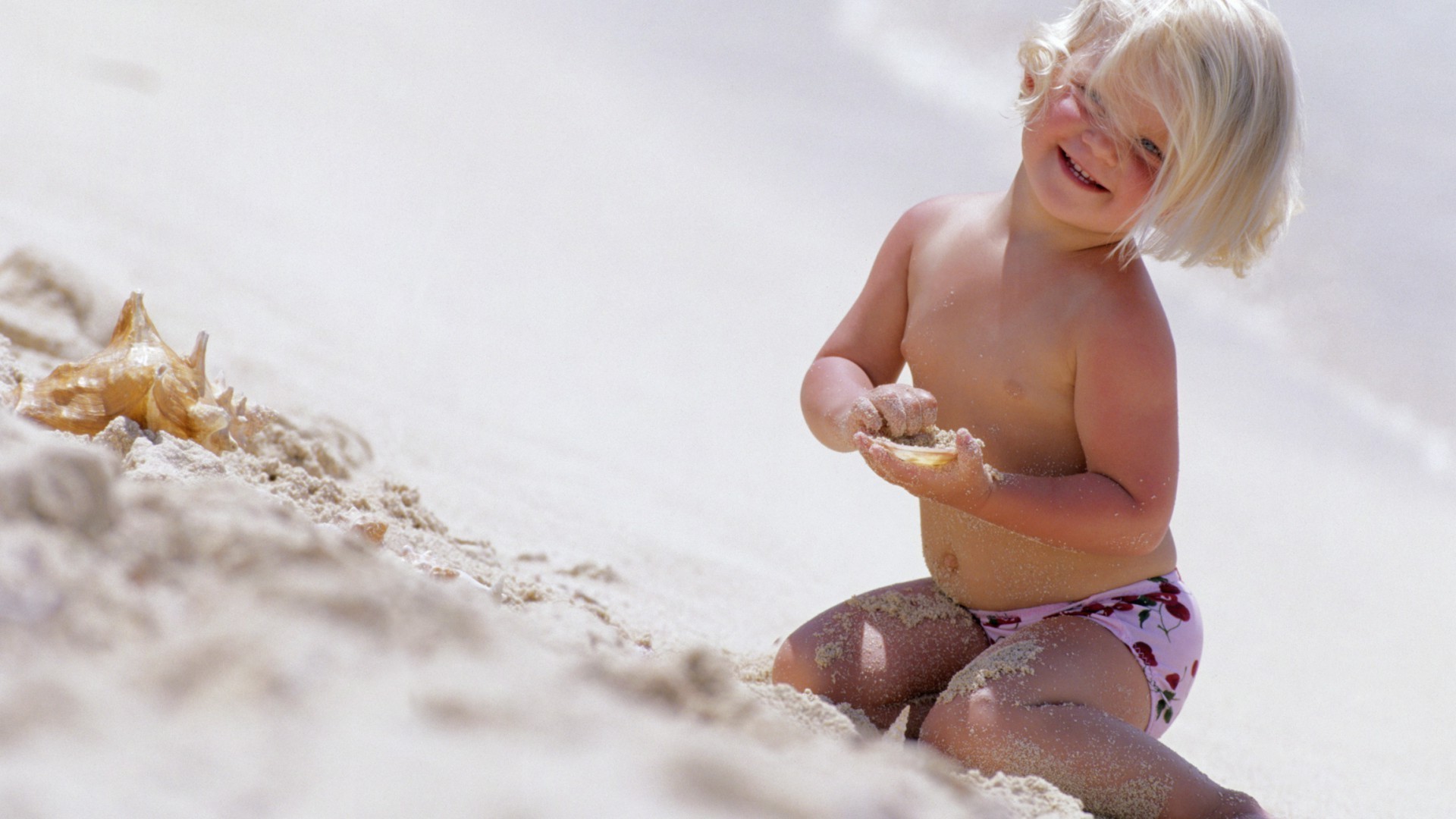 śmiejące się dzieci plaża dziecko piasek dziewczyna przyjemność jeden nago woda kobieta wakacje wakacje lato morze na zewnątrz morze szczęście natura przyjemności