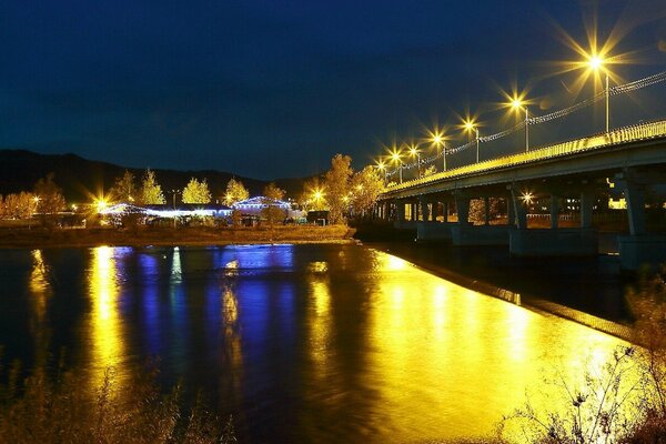 Nacht Stadtbild der Brücke über dem Fluss