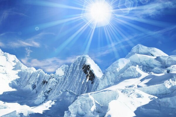 I raggi del sole illuminano le fredde cime innevate