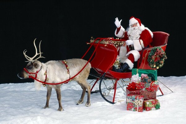 Père Noël sur un traîneau porte des cadeaux