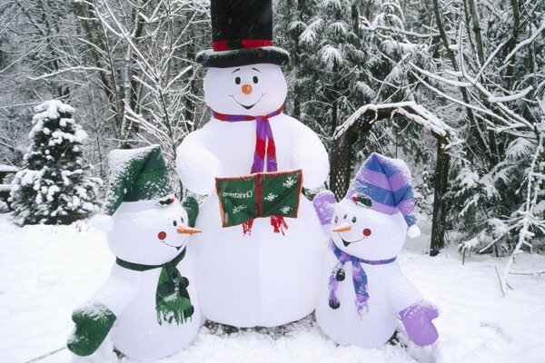 Familia de muñecos de nieve para el año nuevo