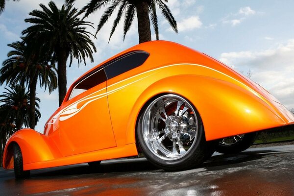 Voiture orange vif sur les disques