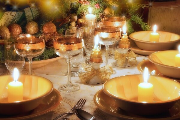 Mesa de año nuevo con velas románticas