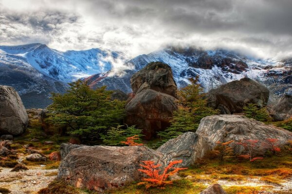 Las nubes caen sobre las cimas de las montañas