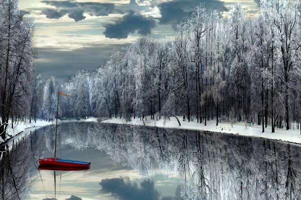 Bellissimo paesaggio invernale con barca