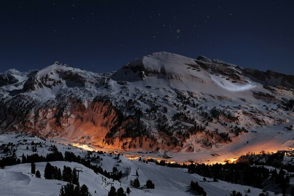 Paesaggio pittoresco di montagne innevate