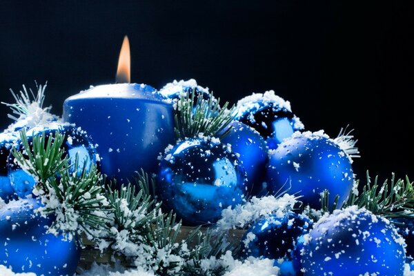 Bougie bleue et boules de Noël bleues