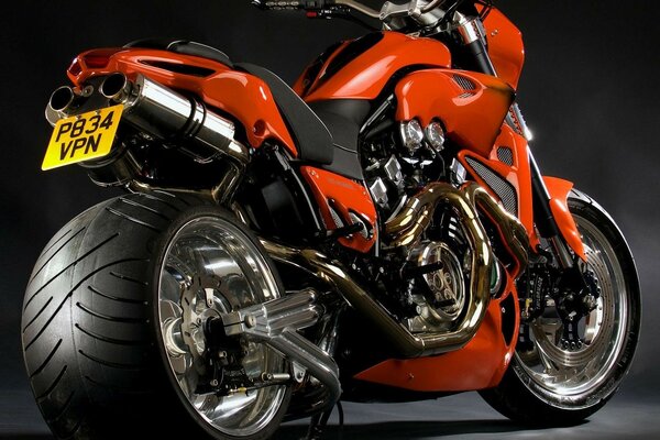 Moto noir et rouge sur roues larges