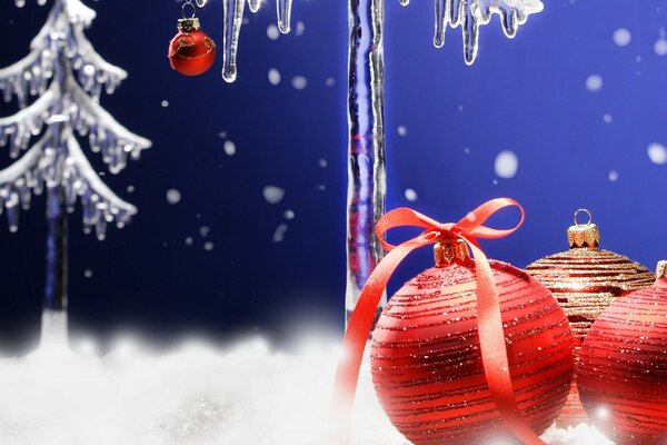 Noel ağacı ve kırmızı toplarla Yılbaşı kartı